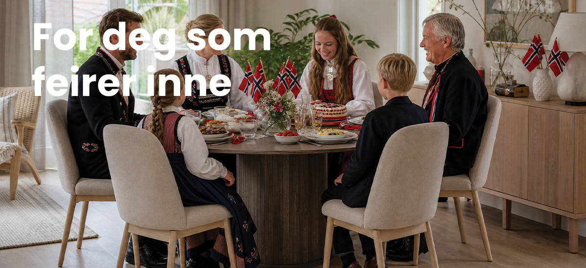 Spisebord dekket for fest innendørs